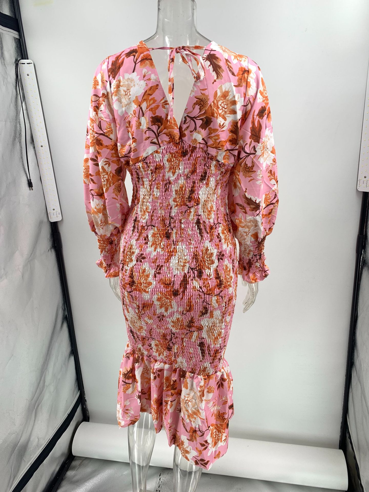 فستان بطبعة وتنورة مكشكشة مع ياقة V وأكمام طويلة وخصر مطاطي