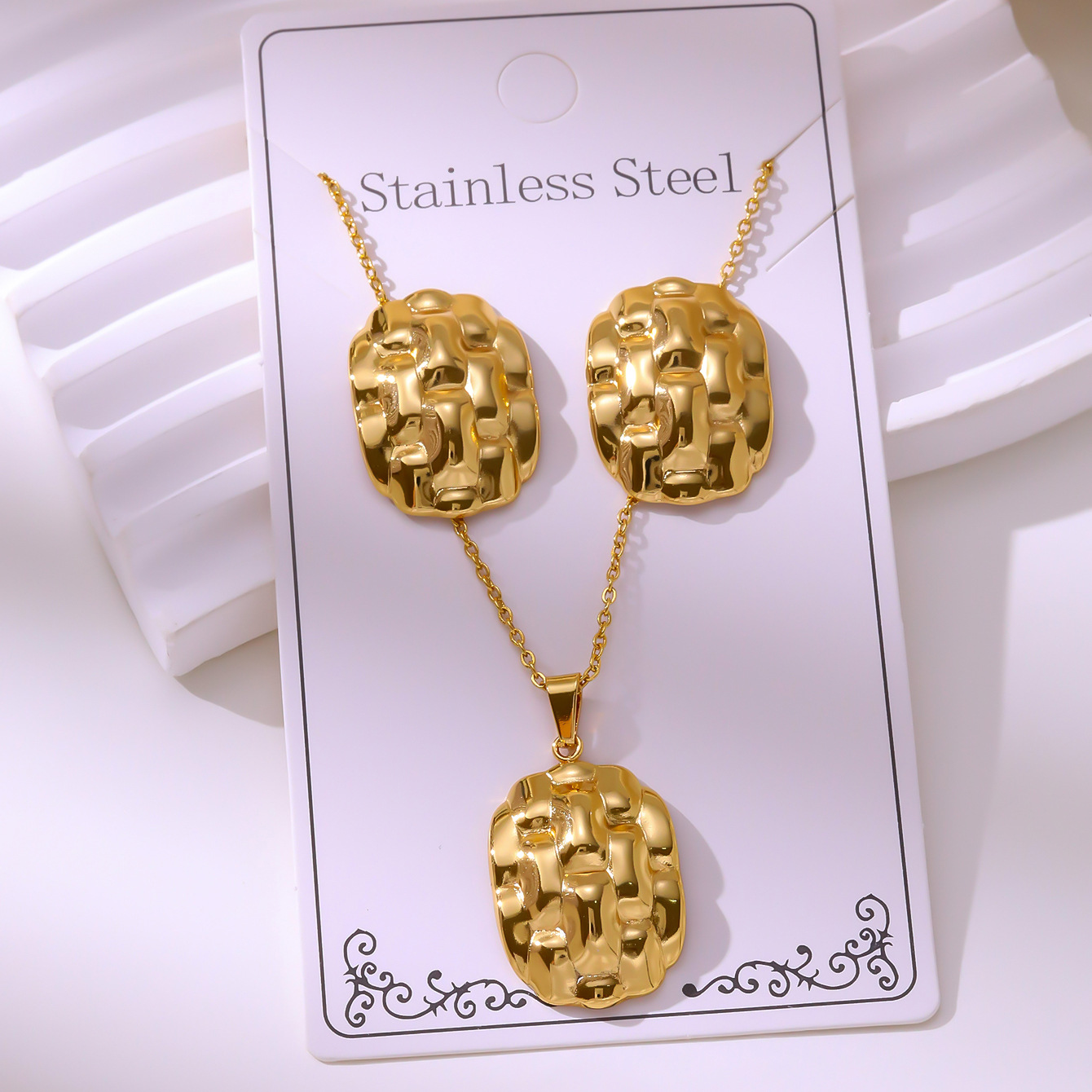 Oil-pressure Set Vintage Palace-style Stud Earrings And Necklace Non-fading Stainless Steel Gold-plated Jewelry