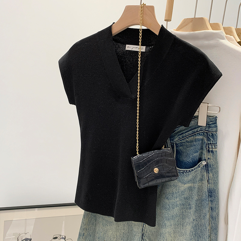 Women's Classic Style V-neck Short-sleeved Sweater