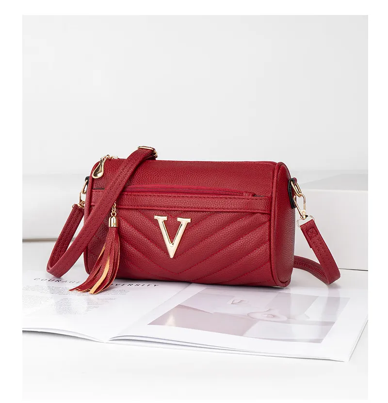 Elegant And Versatile Red V-clasp Shoulder Bag