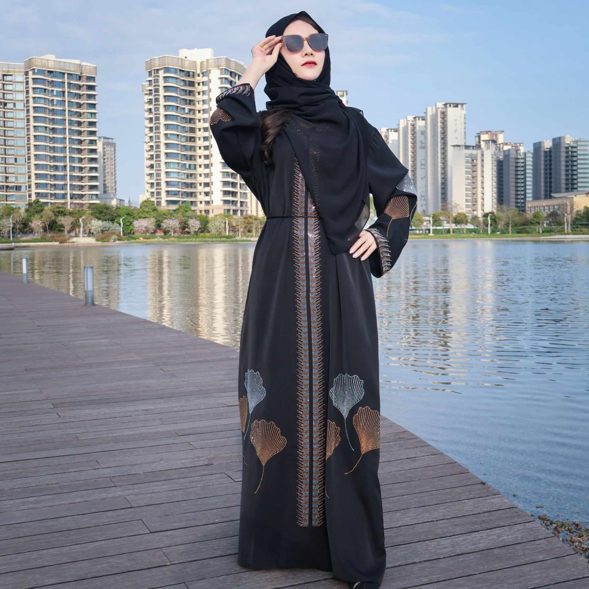 فستان روب أسود بمقاس كبير مع حفّارات أنيقة