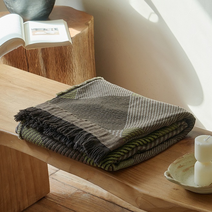 This Retro-style All-cotton Jacquard Blanket