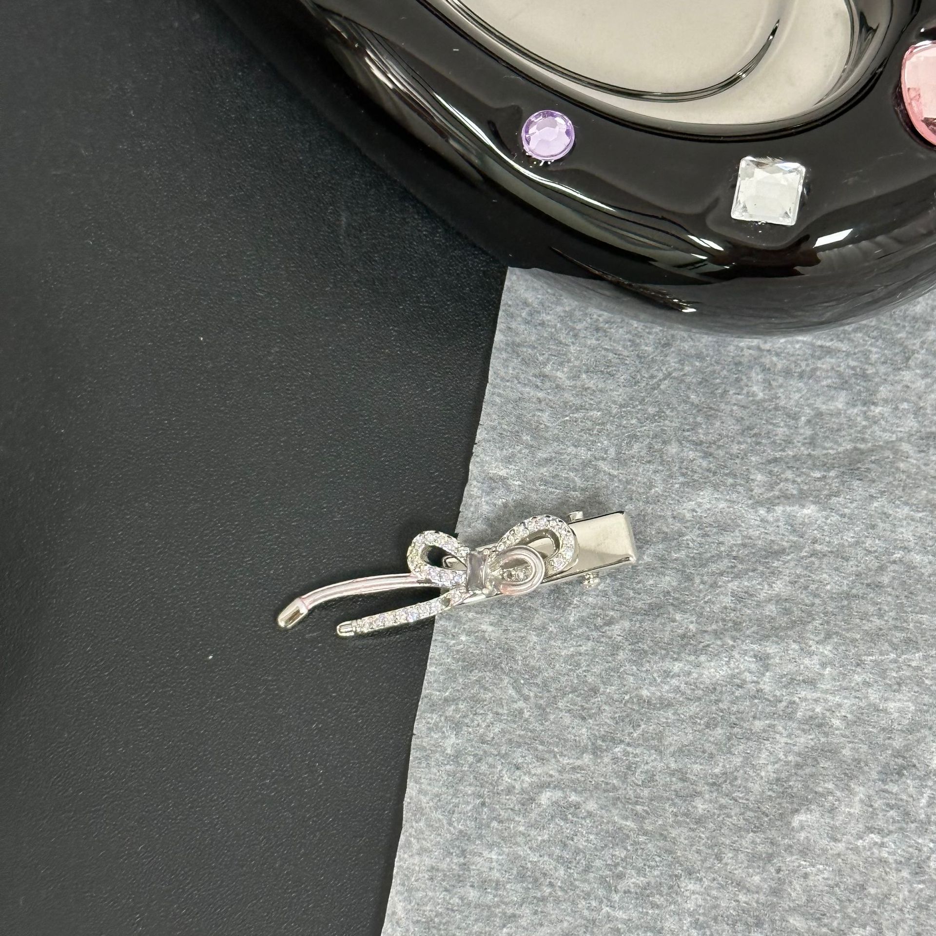 مشبك شعر صغير مزدوج بألوان دوبامين رائعة