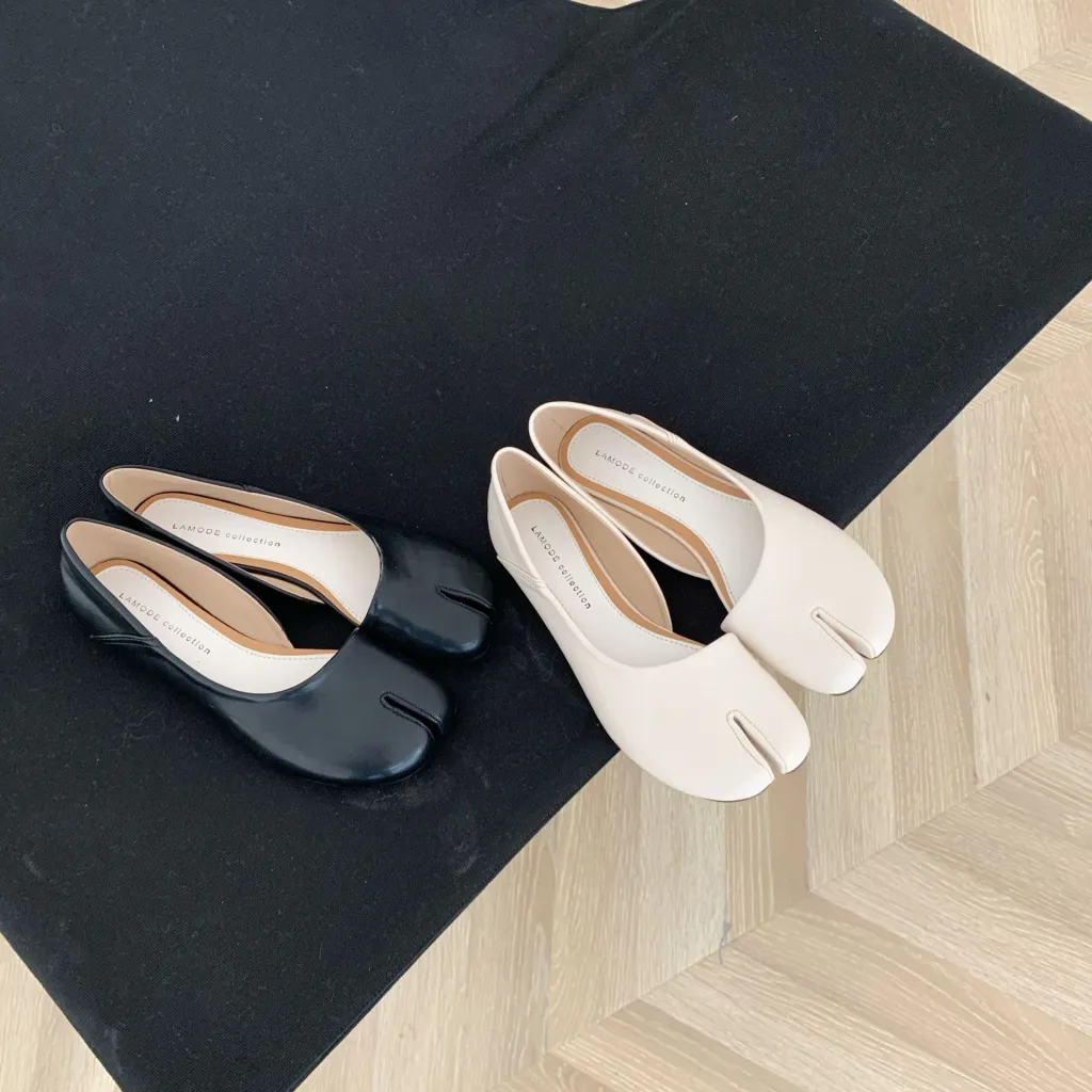 Split-toe Shoes Women's Horseshoe Flat Low-cut Ballet Shoes - Beige