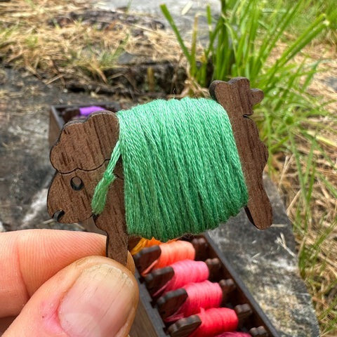 Wooden animal spool suit ornaments (rabbit with box without
