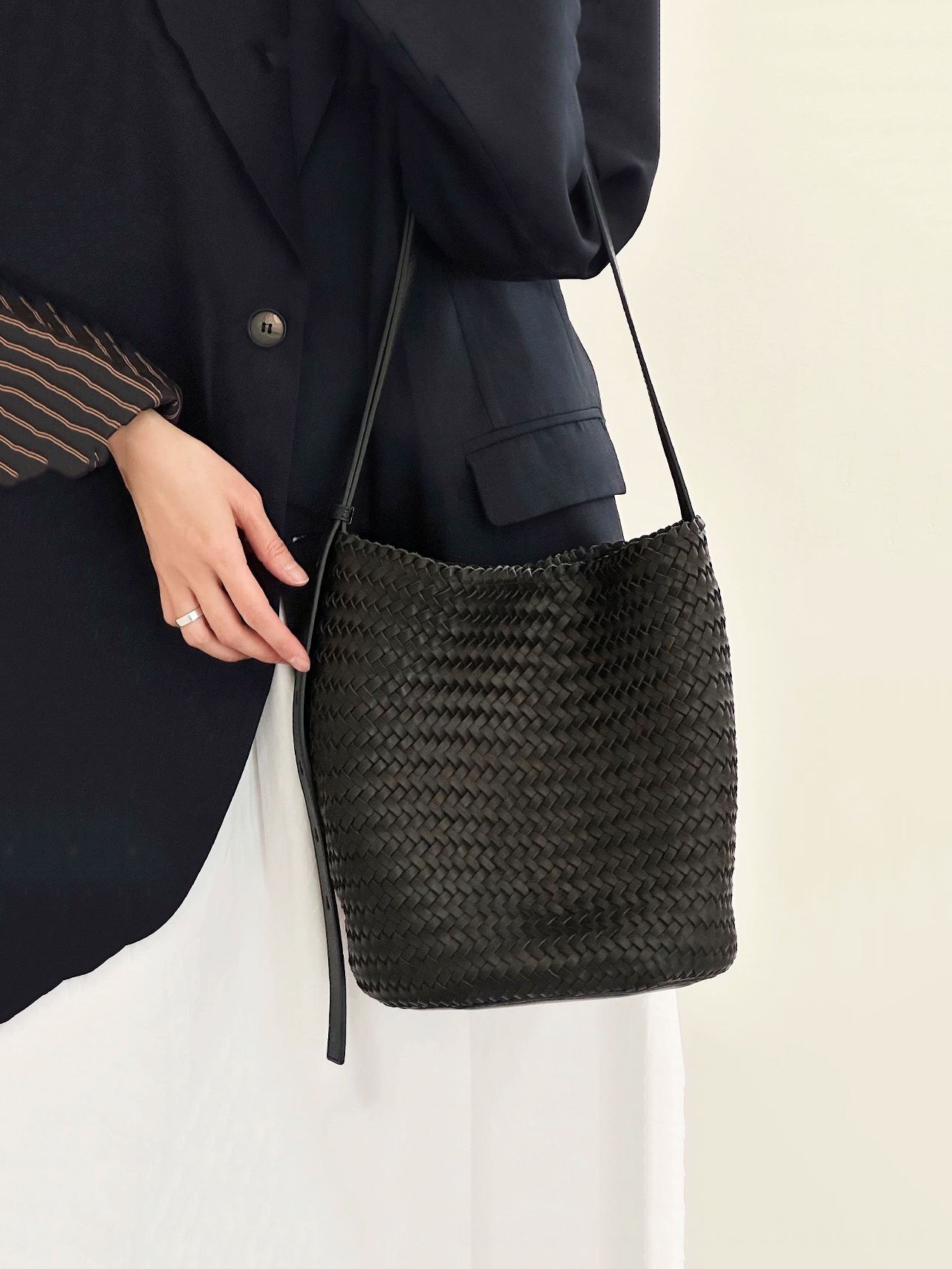 Sac seau tressé en cuir véritable - vue 5
