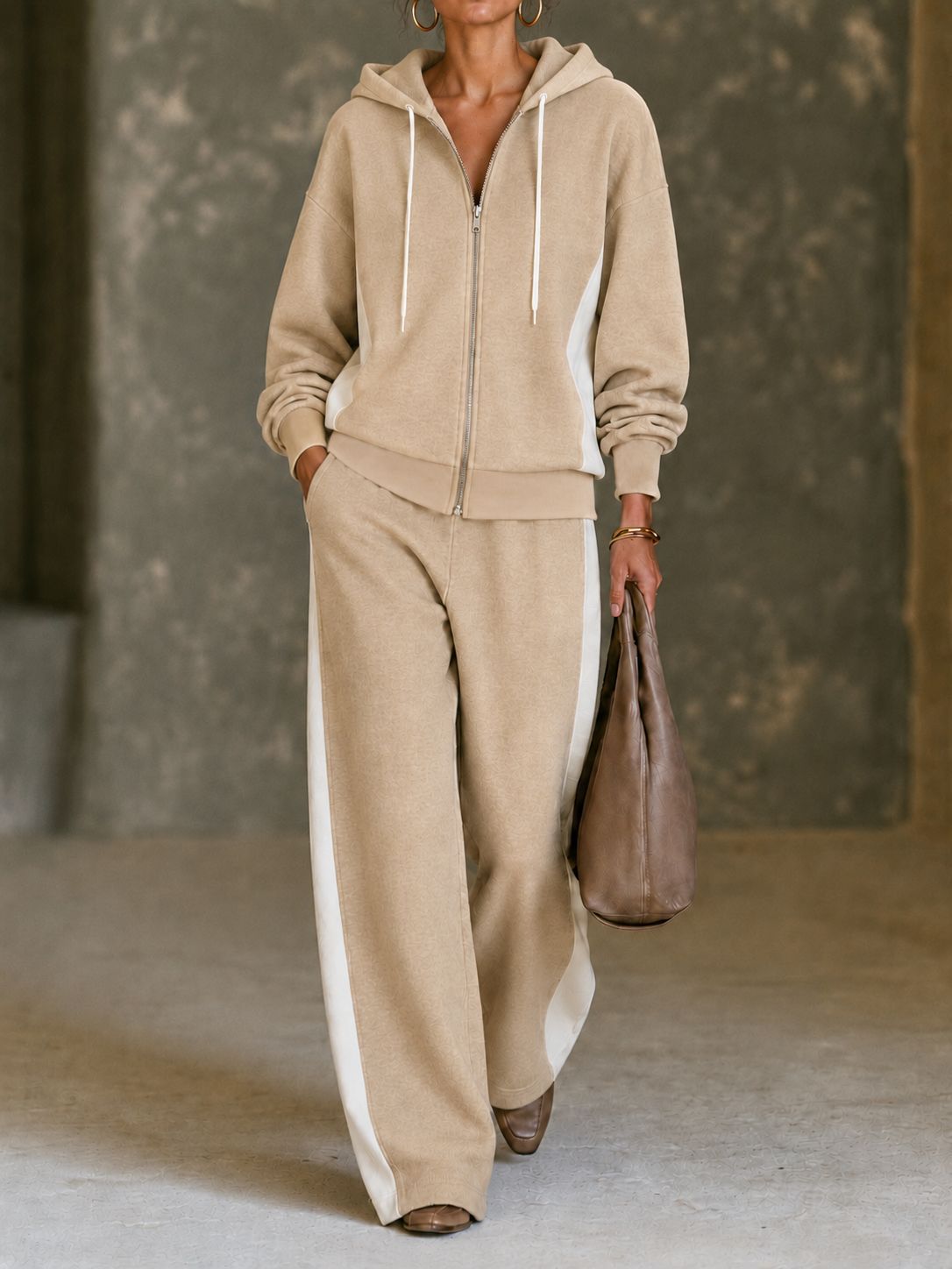 Détail de l'ensemble deux-pièces avec sweat-shirt pour femme
