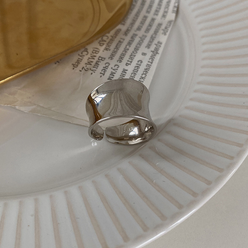 خاتم بسيط بعرض عريض وتصميم غير منتظم من فولاذ التيتانيوم