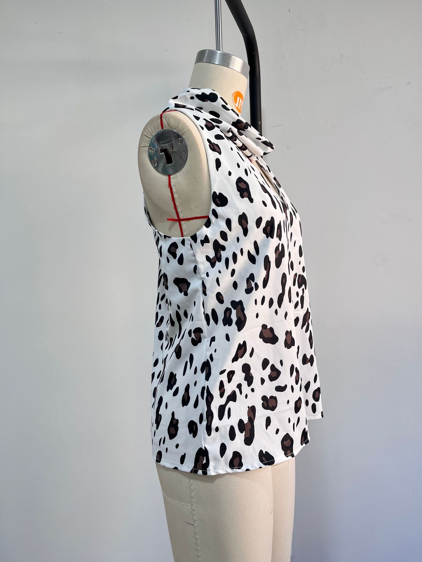 Figure-Flattering V-Neck Leopard Print Sleeveless Top