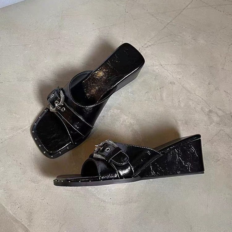 Retro Slip-on Closed-toe Sandals