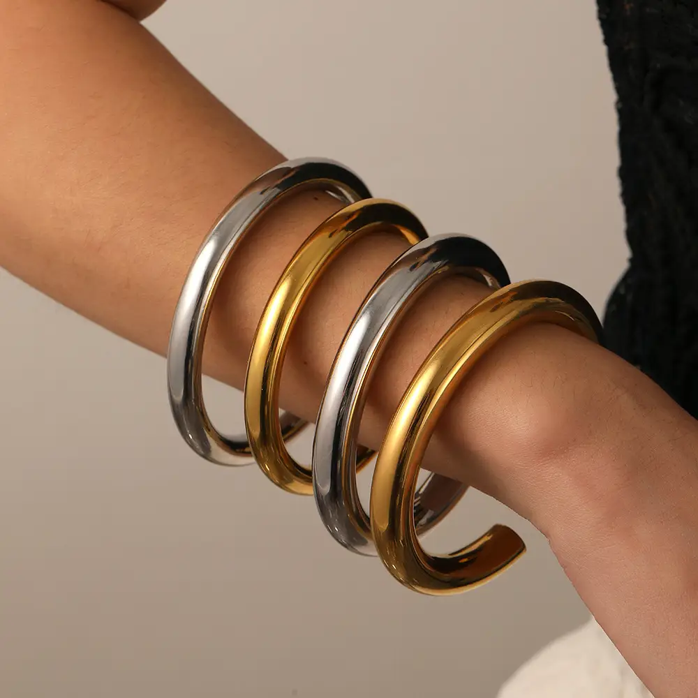 Simple Glossy Titanium Steel Bracelet For Women Does Not Fade