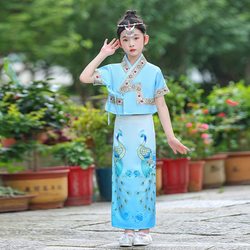 Dai Ethnic Clothing For Men, Women, And Children At The Yunnan Water-Splashing Festival — foto 7