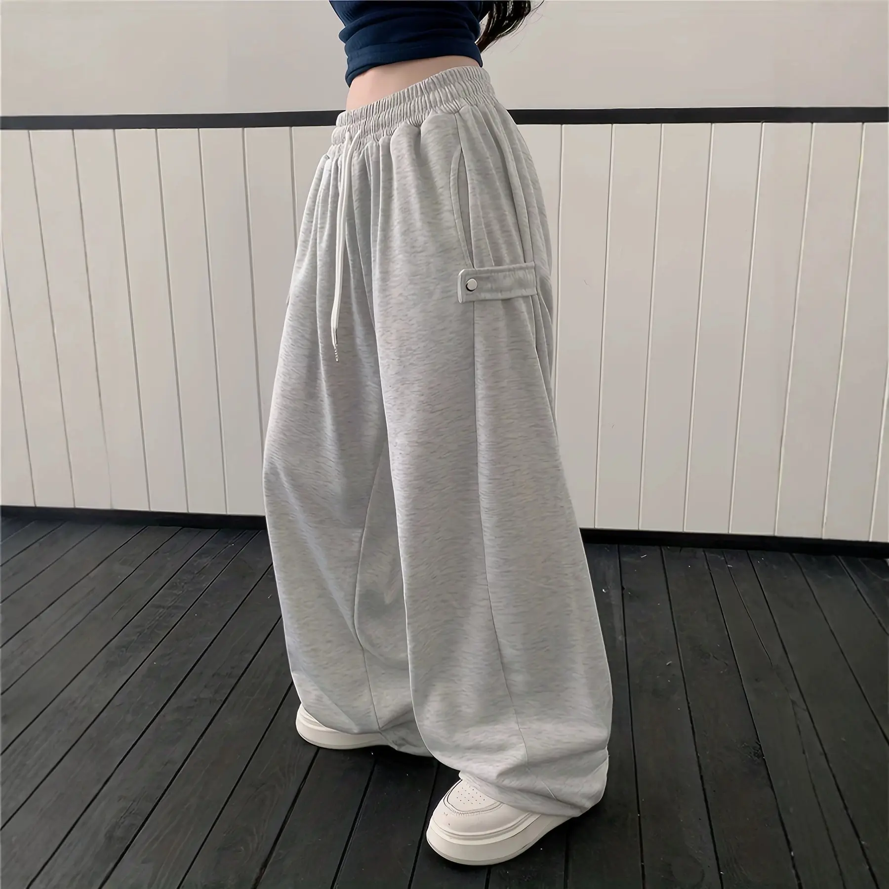 Wide-leg Pants With Pockets And An Elastic