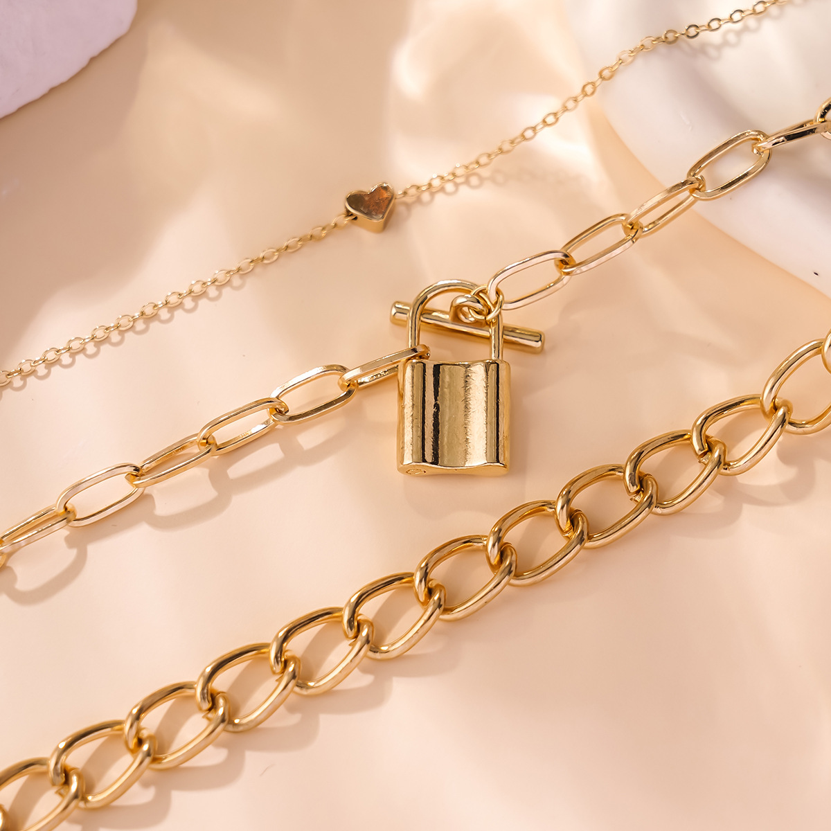 قلادة معدنية عتيقة بطابع البانك بتصميم قلب وقفل