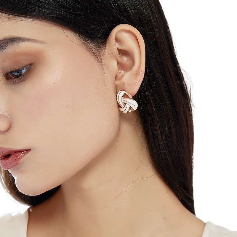 Fashion Hollowed-out Retro Ear Clip Woman