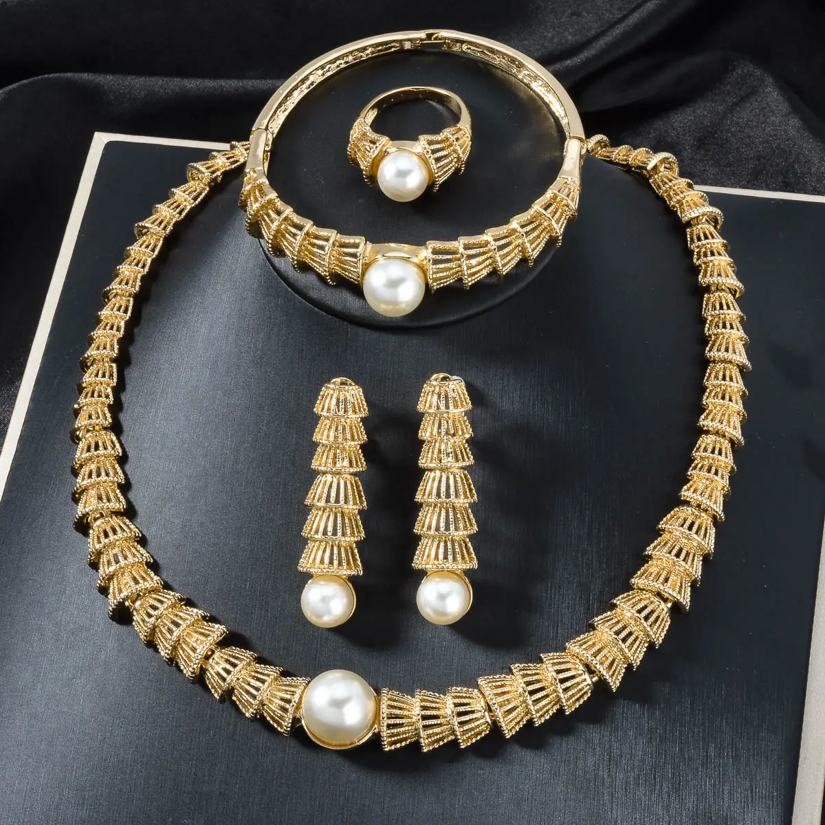 Vintage Jewelry Gold Hollow-Out Pearl Four-Piece Set
