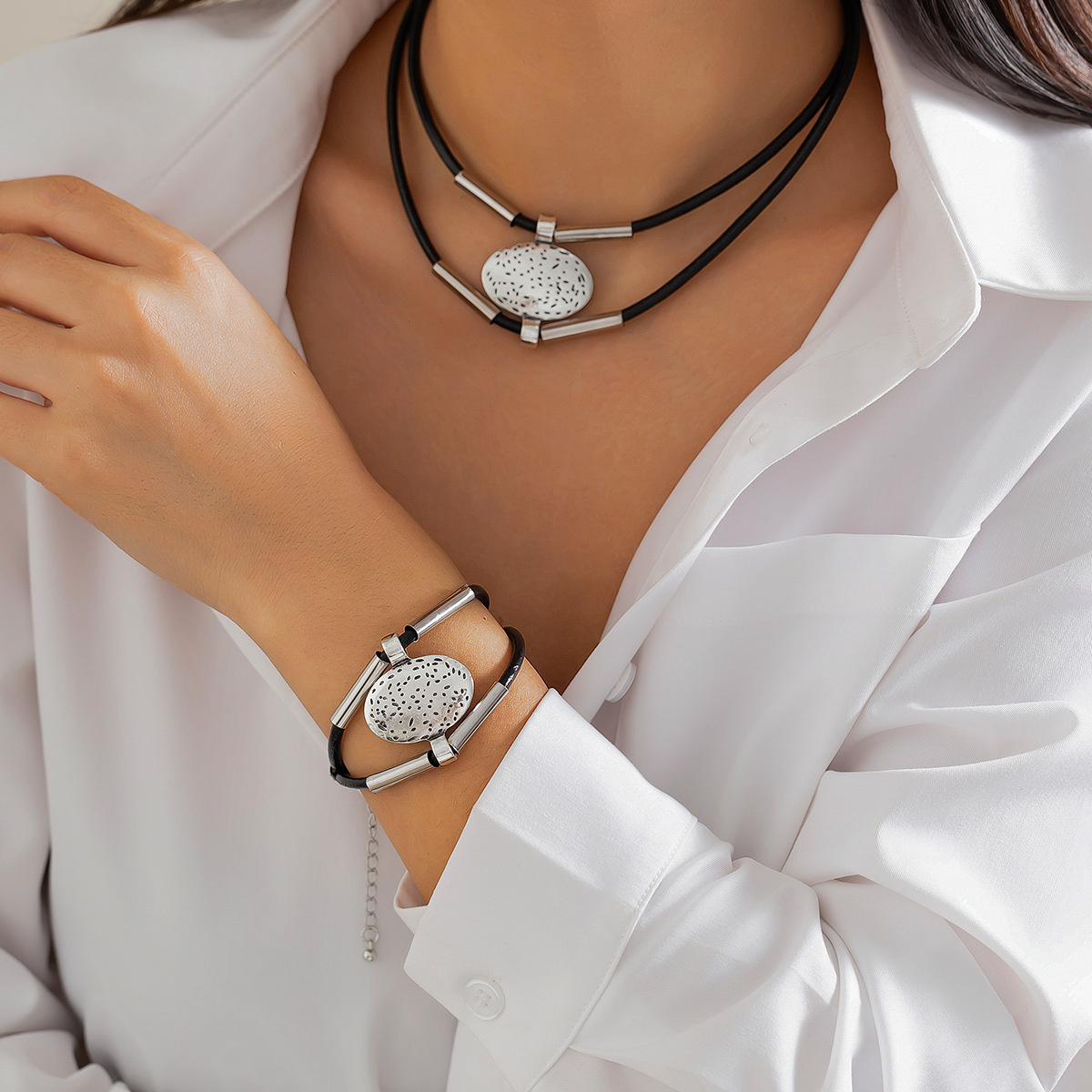 قلادة قصيرة بطبقتين وتصميم رسومي للمرفق بأسلوب عتيق ووطني للنساء