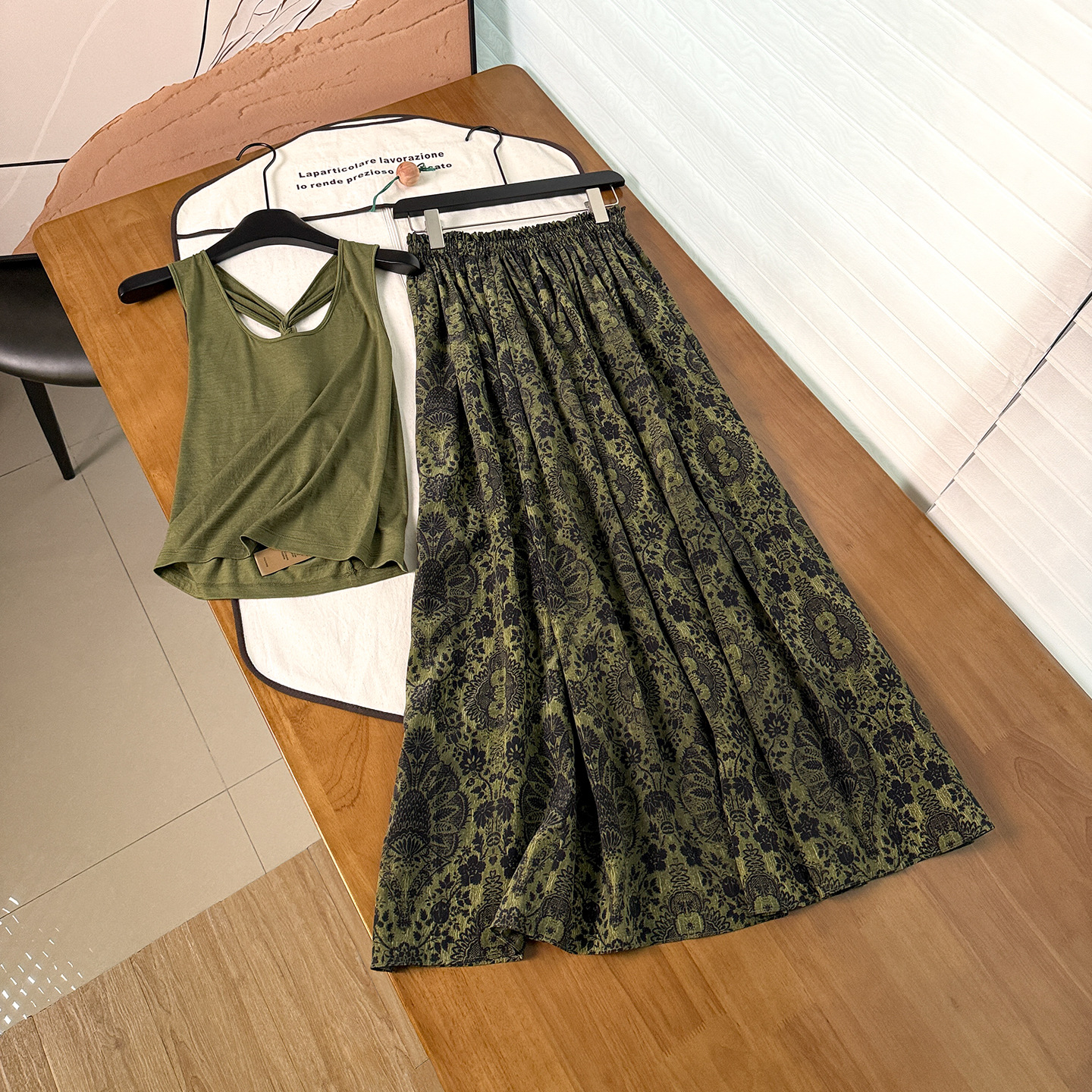 Merino Wool Halter-neck Twist Vest Silk Palm-printed Midi Skirt