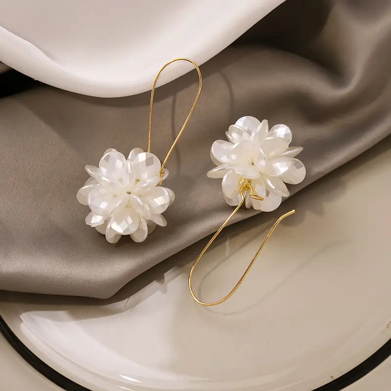 Women's Fashion White Petal Geometric Earrings