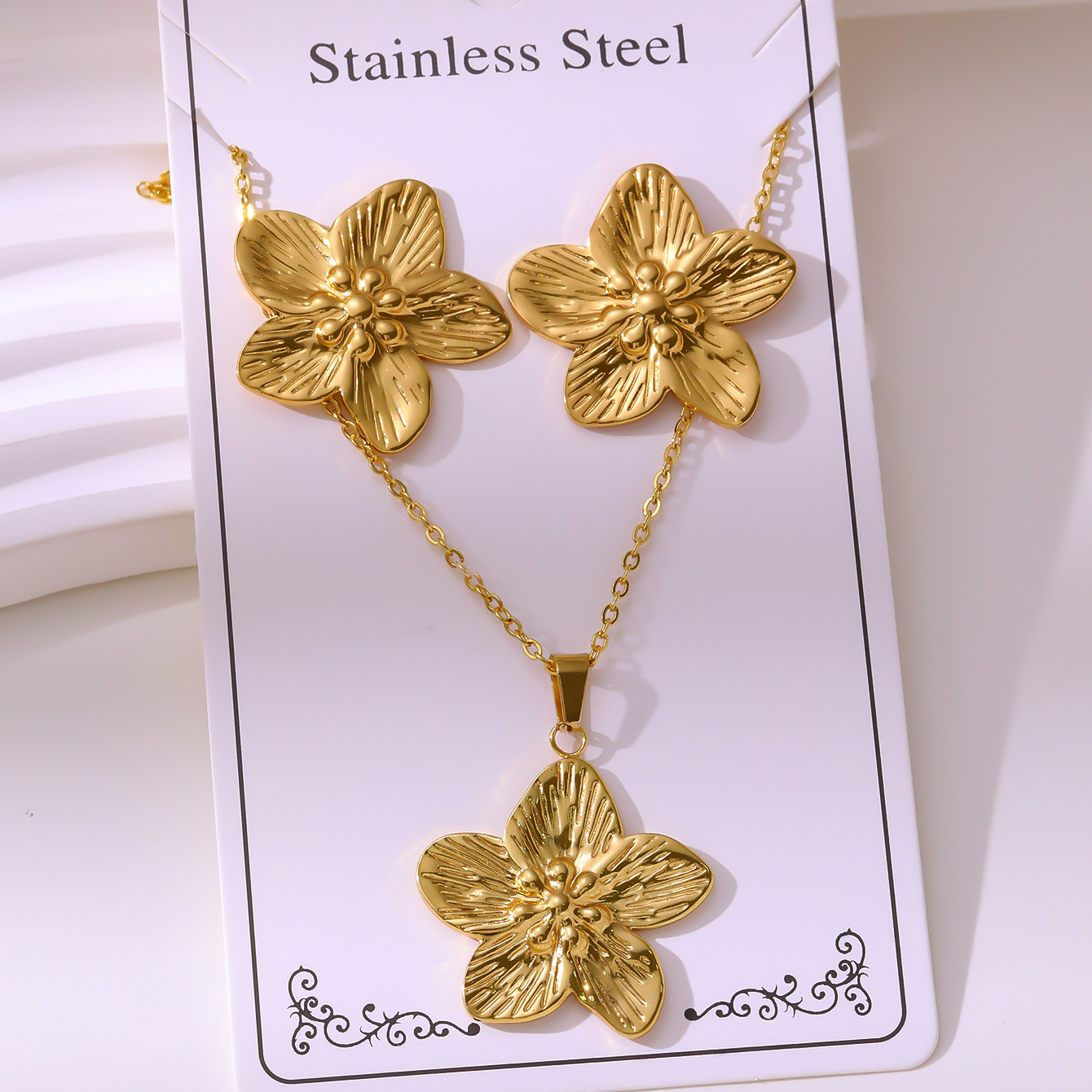 Oil-pressure Set Vintage Palace-style Stud Earrings And Necklace Non-fading Stainless Steel Gold-plated Jewelry