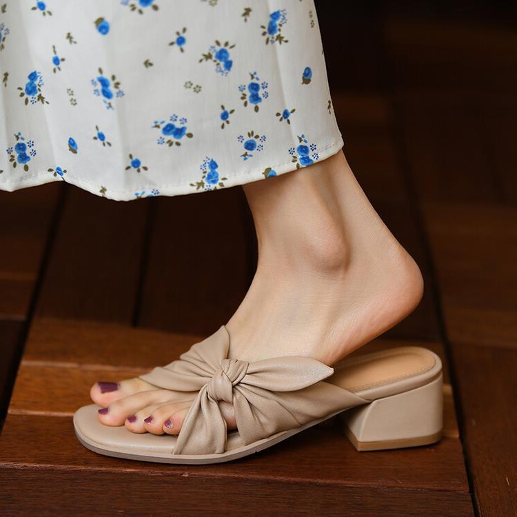Outdoor And Indoor Wear A Flat Strap Sandal