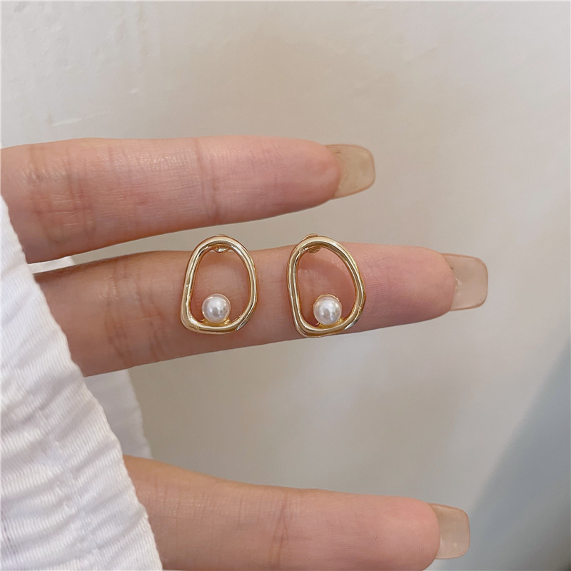 French-style Vintage Hollow Metal Pearl Earrings For Women