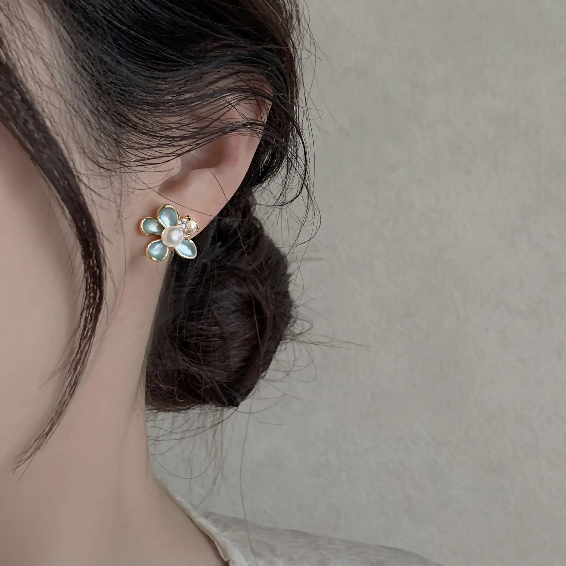 Blue Dripping-Oil Flower Freshwater Pearl Stud Earrings