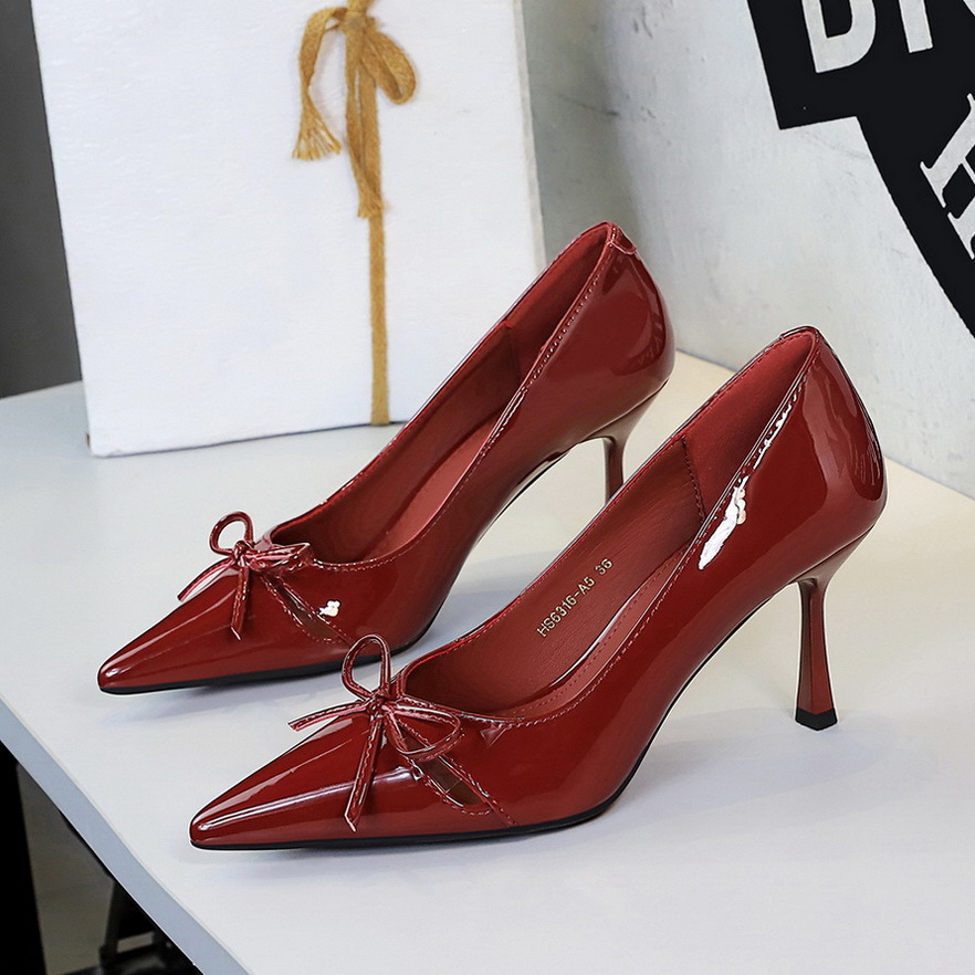 Womens Stiletto Pumps With A Pointed Toe And Bow Detail