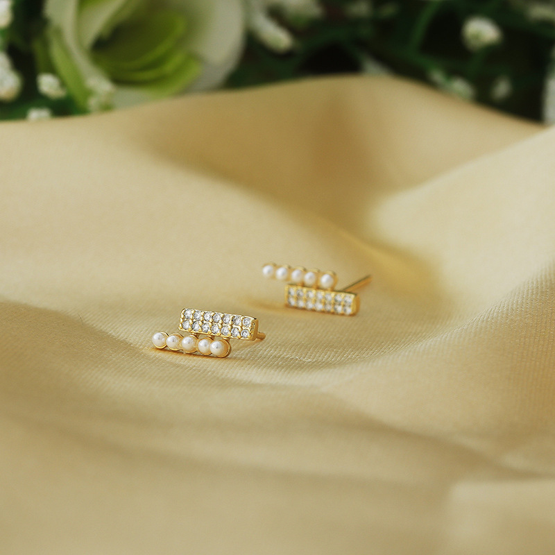 Women's Simple Graceful Double Row Diamond Pearl Earrings