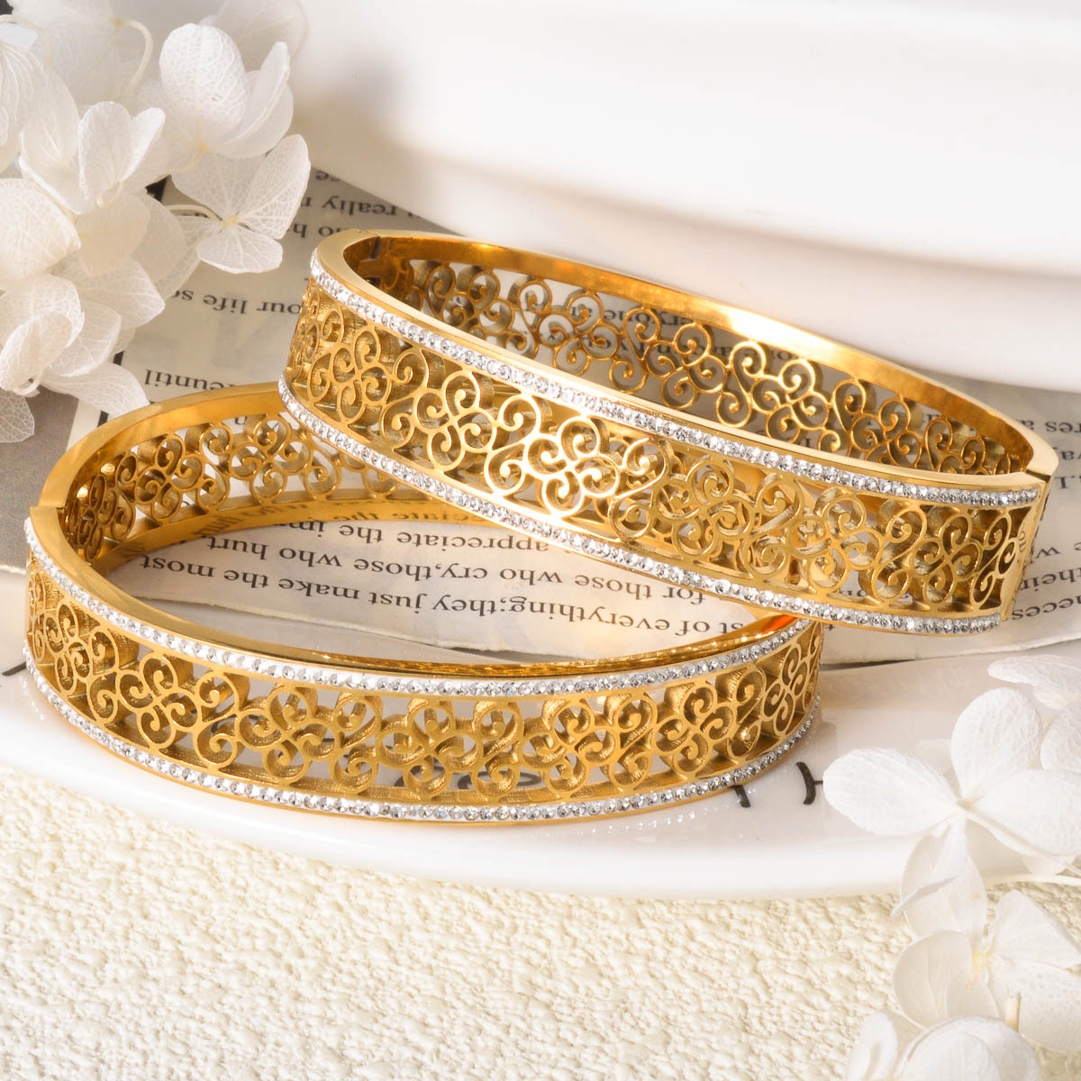 Hollowed-out Patterned Curved Bracelet With Diamonds