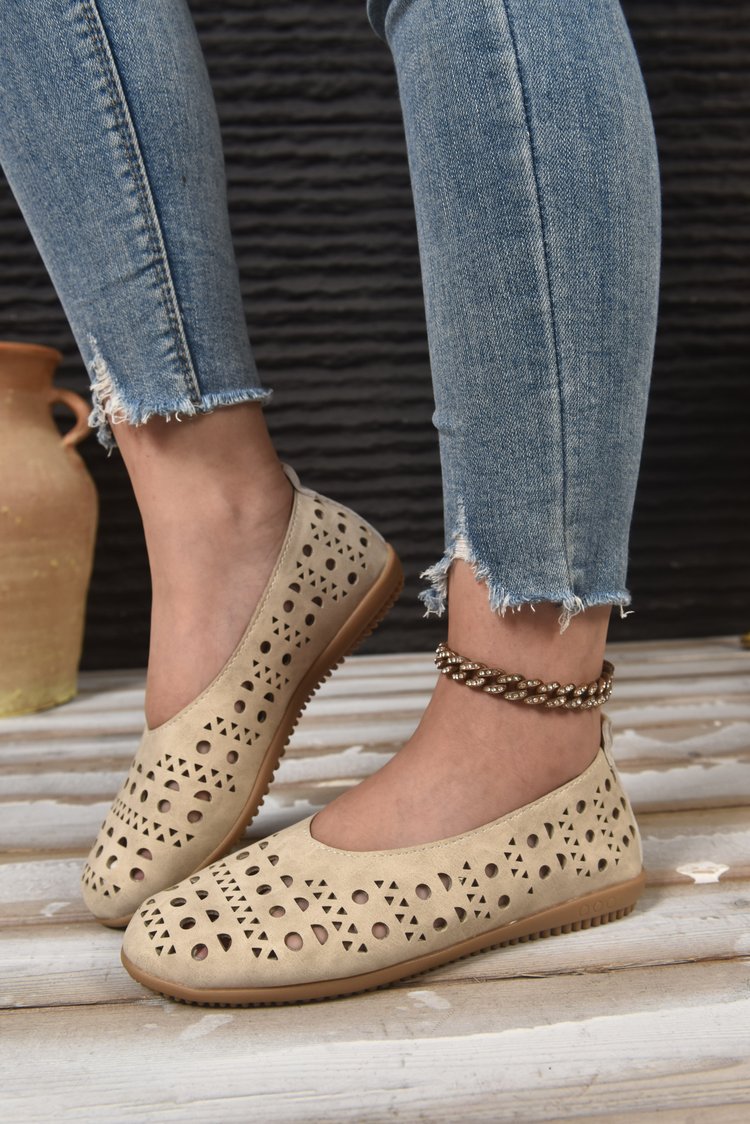 Women's chunky heel pumps in brown – styled outfit view