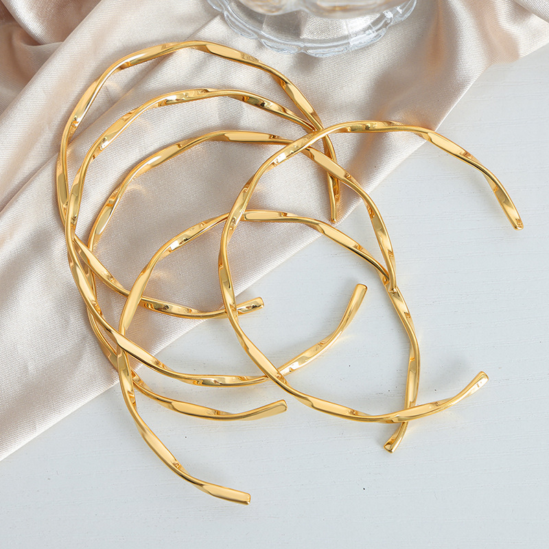 French Simplicity Special-interest Design Titanium Steel Gold-plated Mobius Bracelet