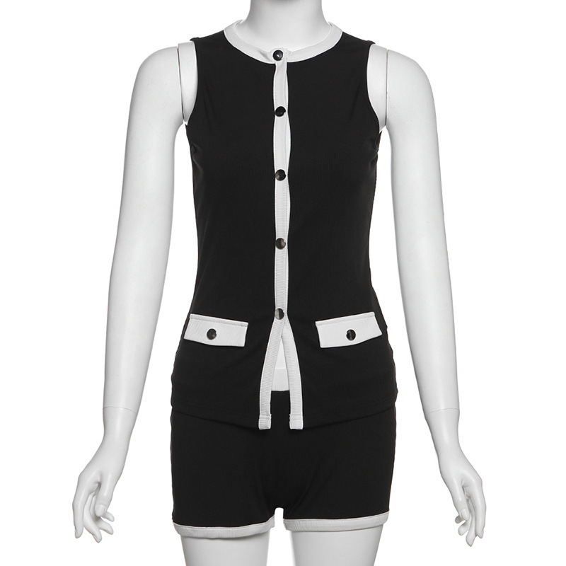 طقم قطعتين بتصميم جبهة بأزرار وجيب غطاء مع تنسيق ألوان، تيشيرت ضيق وشورت