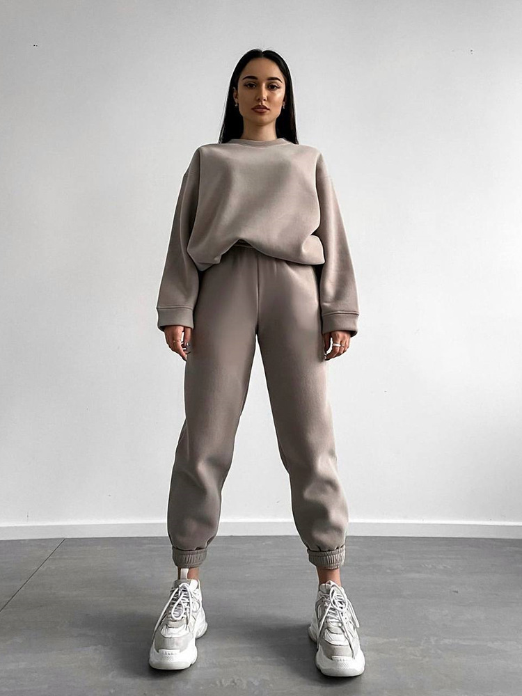 Women's loose-fit set in blue – movement shot