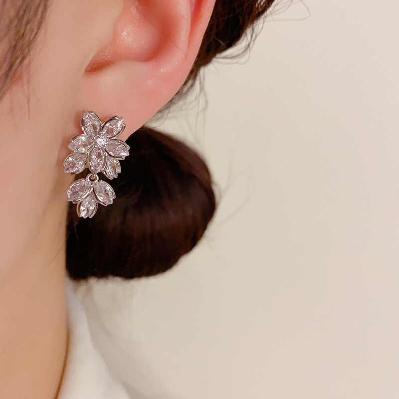 Delicate Super Shining Socialite Style Zircon Flower Eardrops Light Luxury Sterling Silver Needle
