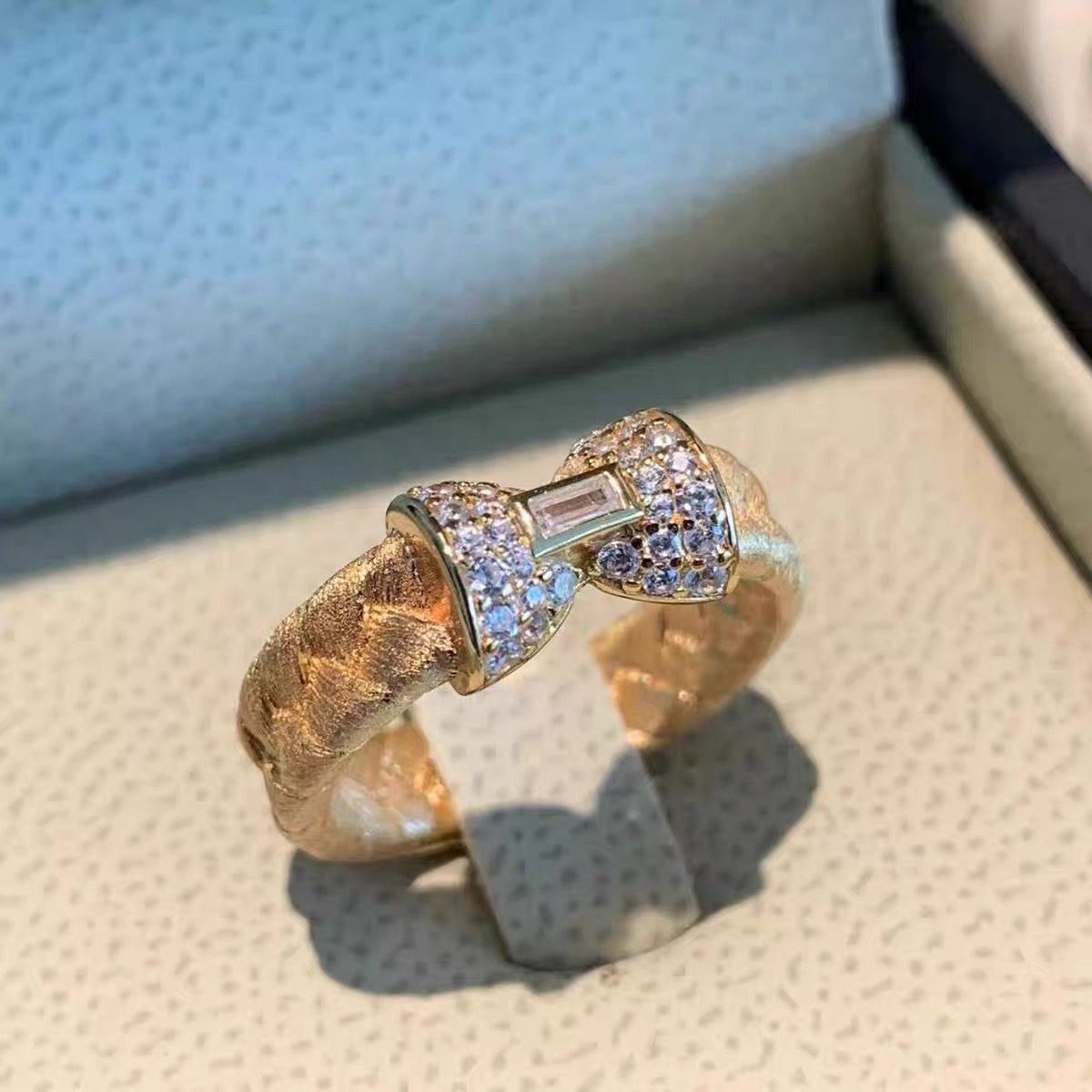 Bow Brushed Ring Woven Diamond