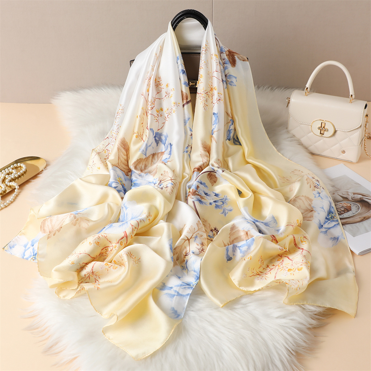 Détail floral du foulard