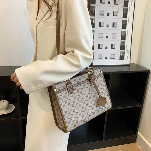 Fashion Chain Shoulder Bag Feel Large Capacity Bag Khaki - Shop at LoveMi