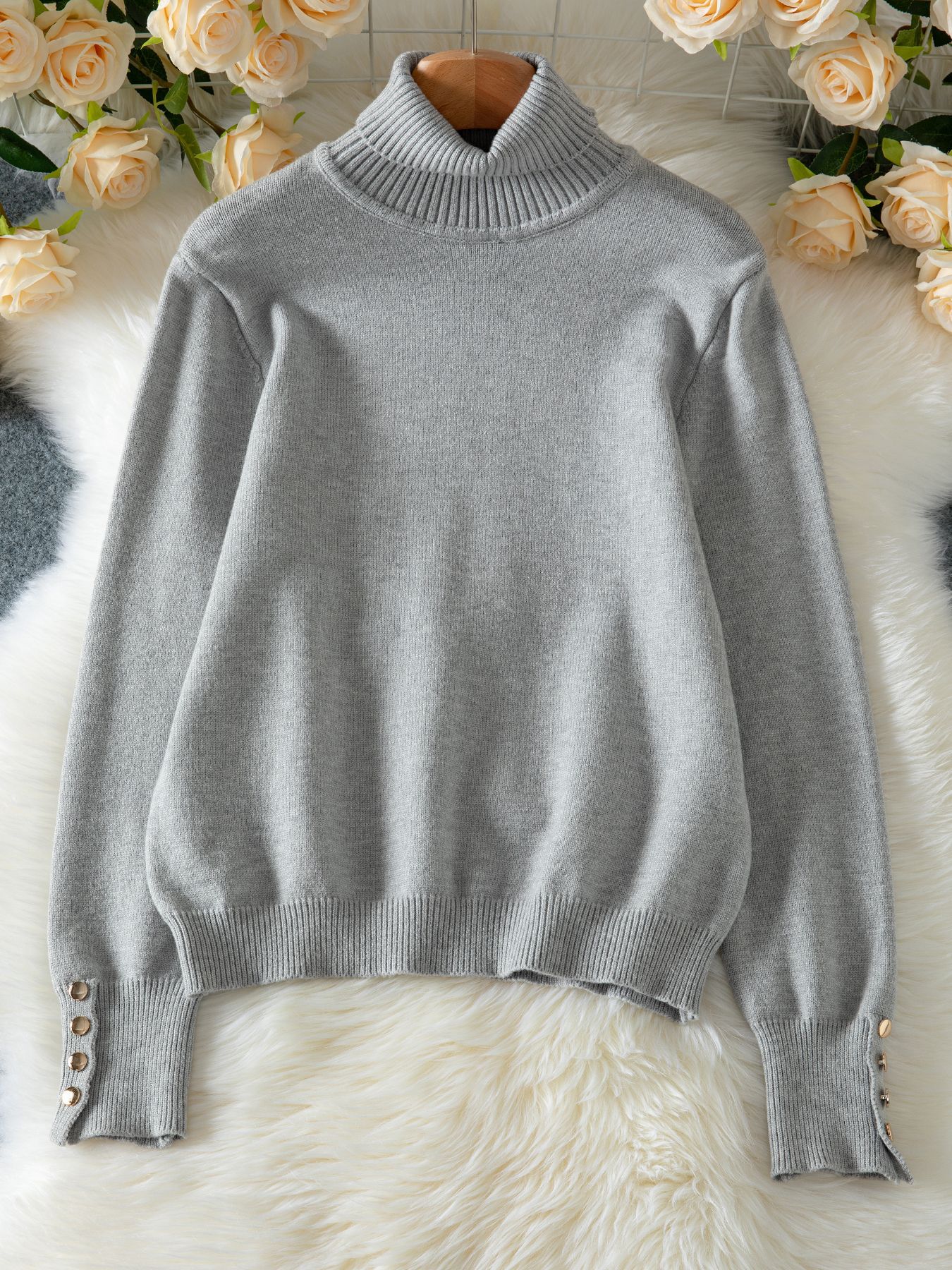 Grauer Damen-Pullover mit Knöpfen – Bild 1