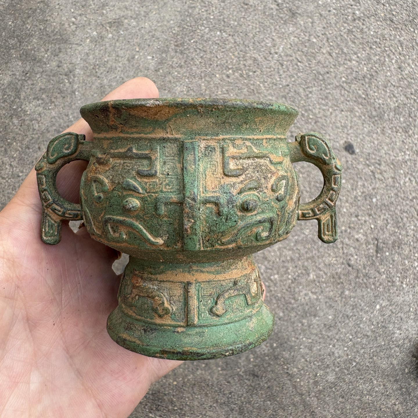 Collecting Antique Bronze Ornaments And Old Objects From The Countryside