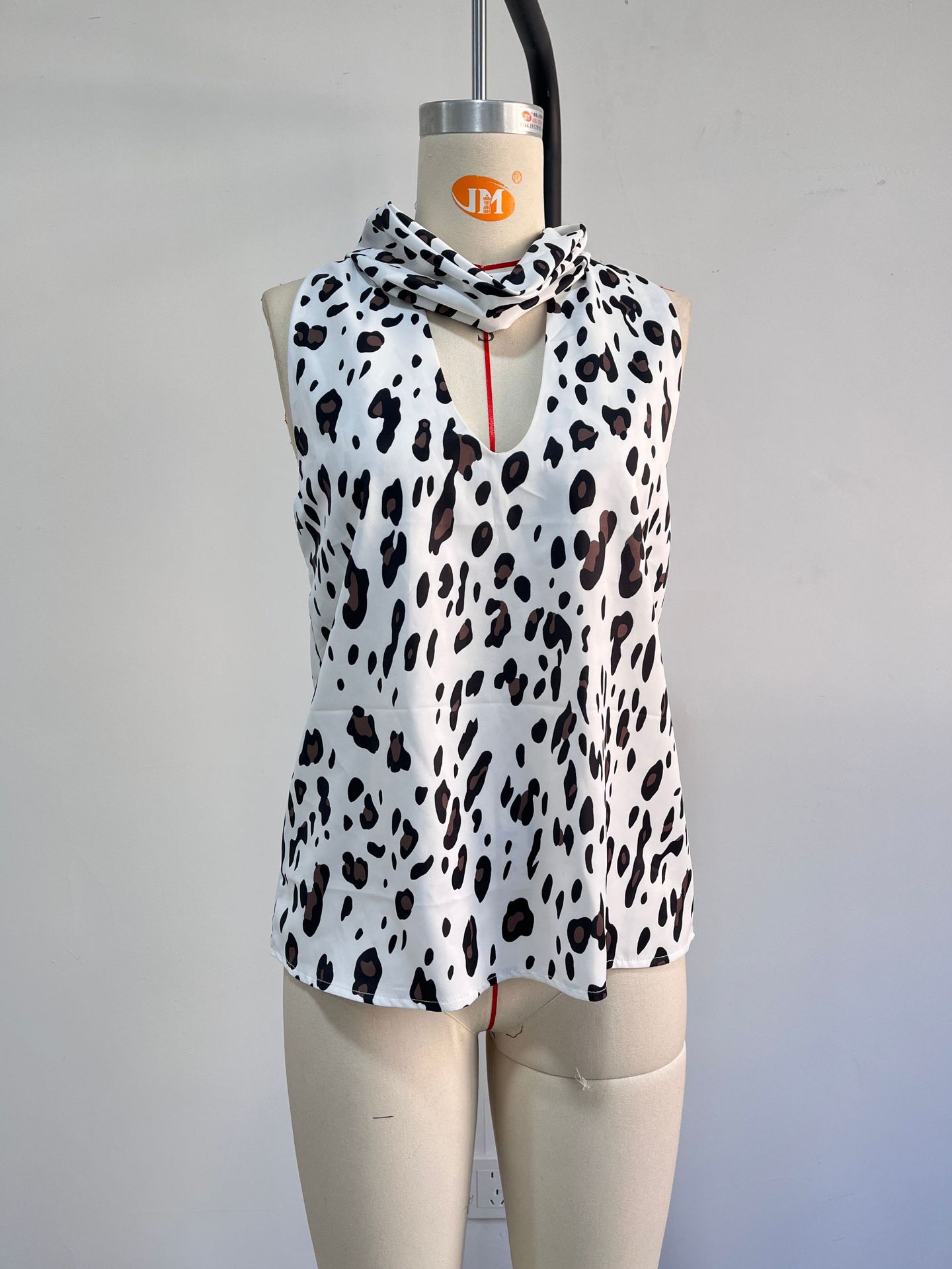 Figure-Flattering V-Neck Leopard Print Sleeveless Top