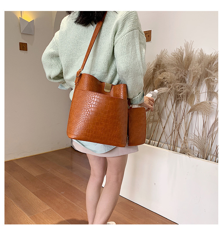 Title 7, One shoulder Bucket Bag