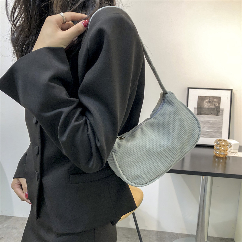 Title 17, Modische One-Shoulder-Achsel-Handtasche. Prakti...