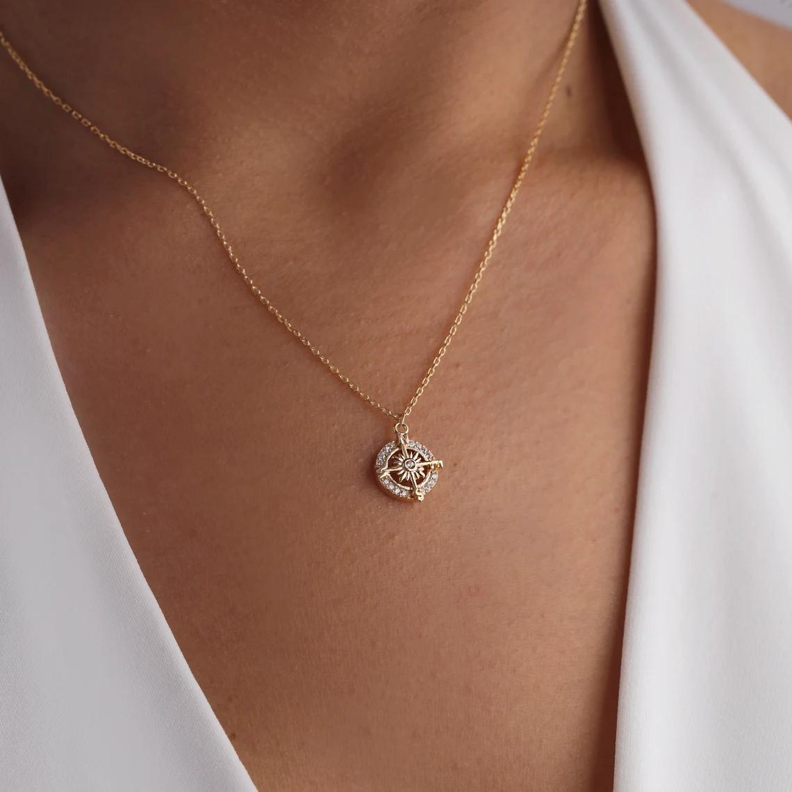 Vintage-style Aged Compass Pendant Necklace (Yellow Gold)