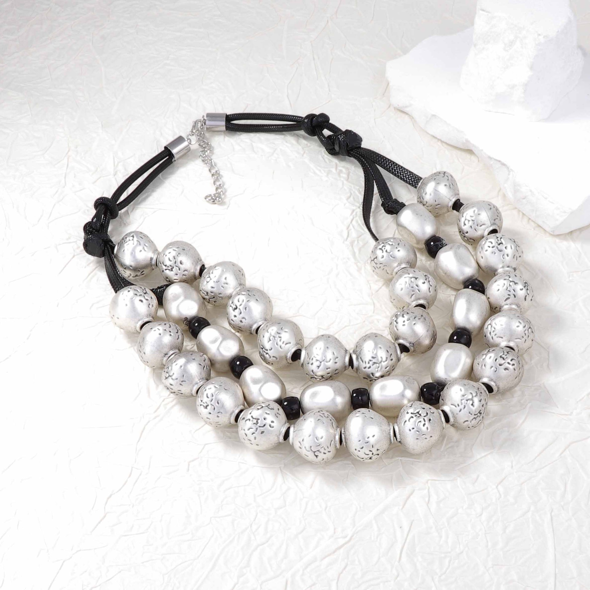 Collier Rétro Trois Couches Perles Dorées — Élégance Vintage - image 7