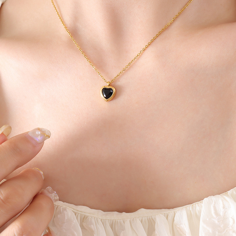 قلادة قلب منقطعة موديل مرصعة بالزيركون متعدد الألوان