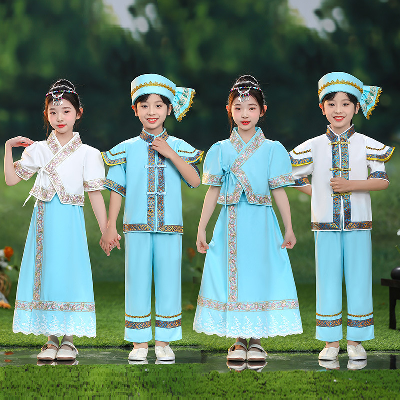 Dai Ethnic Clothing For Men, Women, And Children At The Yunnan Water-Splashing Festival — foto 8