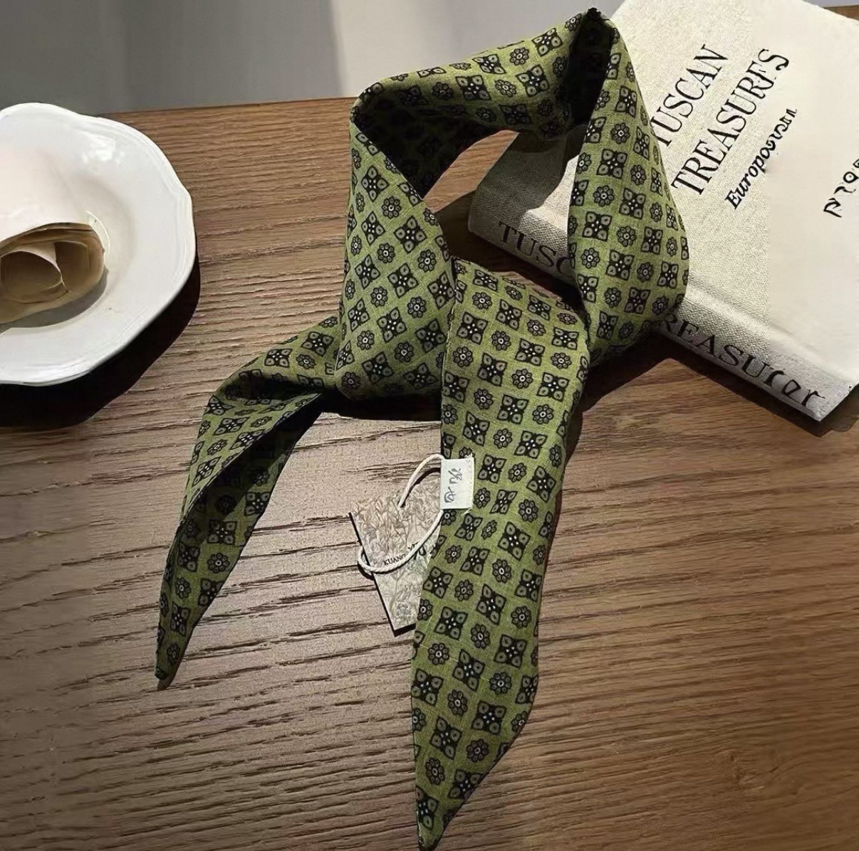 Versatile Chic Vintage-style Neck Scarf
