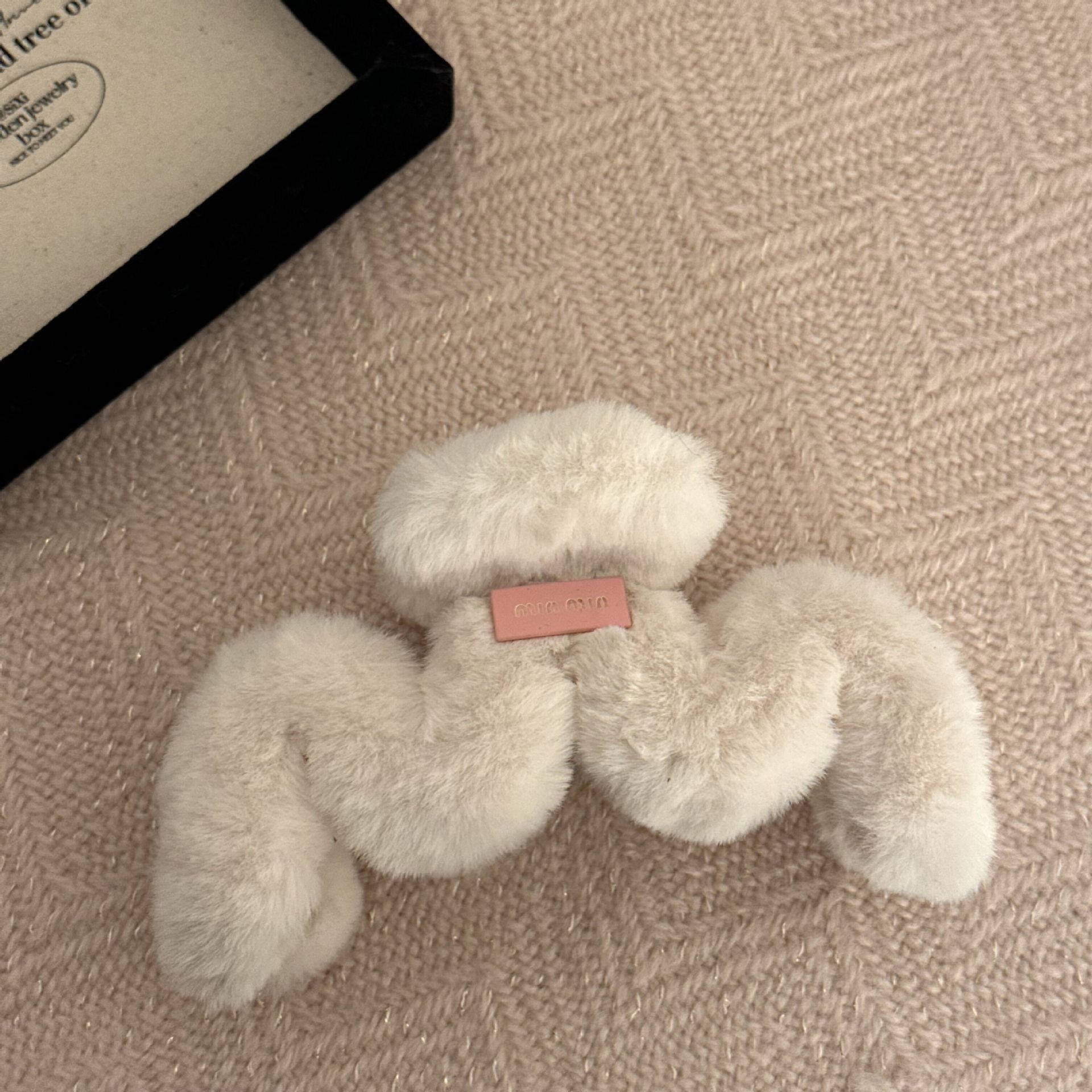 Minmin Beige Plush Grip