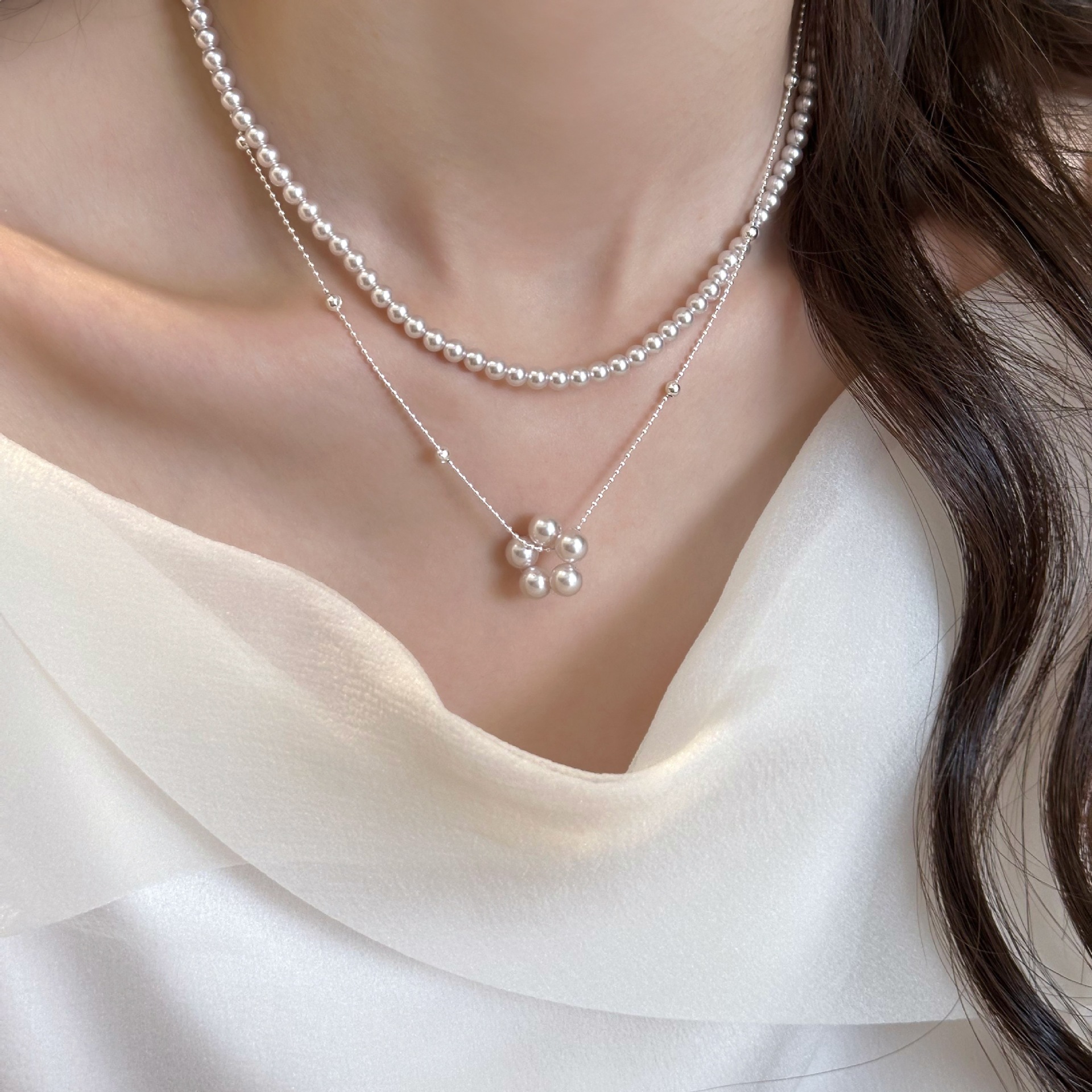 Versatile Layered Pearl Necklace With A Refined Manta Style